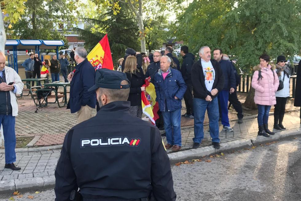 Personas a favor de Franco se congregan a la entrada de Mingorrubio ante la exhumación de los restos del dictador