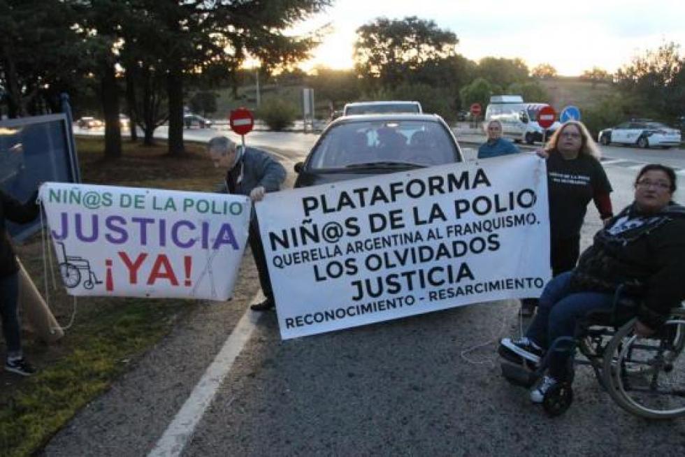 Protesta en la puerta del Valle de los Caídos ante la exhumación de Franco