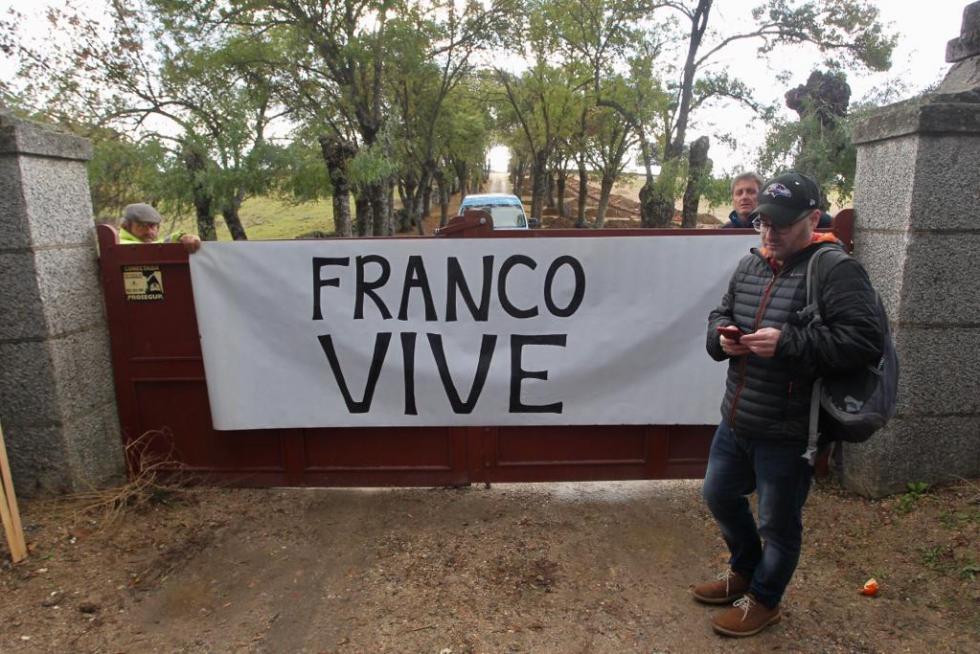 Una pancarca con la frase: "Franco vive", frente a la puerta del Valle de los Caídos ante la exhumación de Franco