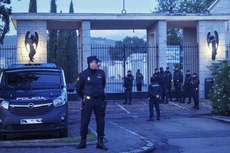 Vigilancia en la puerta del Valle de los Caídos ante la exhumación de Franco