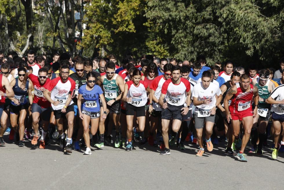 Más de 250 corredores participan en la II Carrera del Ahorro Pensumo en Zaragoza.