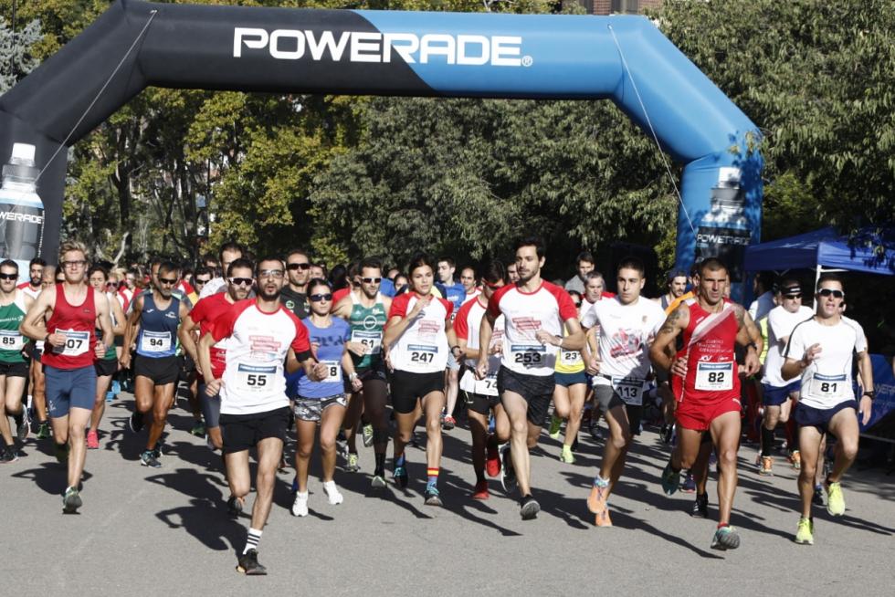 Más de 250 corredores participan en la II Carrera del Ahorro Pensumo en Zaragoza.