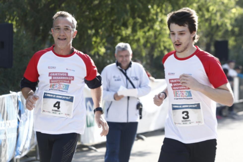 Más de 250 corredores participan en la II Carrera del Ahorro Pensumo en Zaragoza.