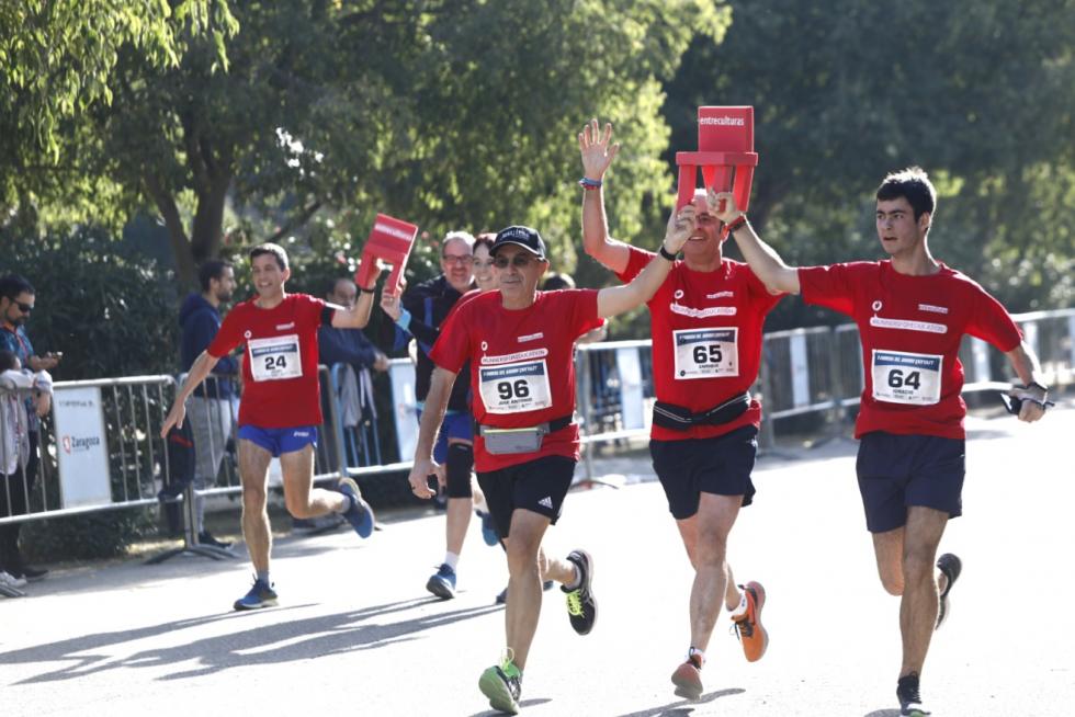 Más de 250 corredores participan en la II Carrera del Ahorro Pensumo en Zaragoza.