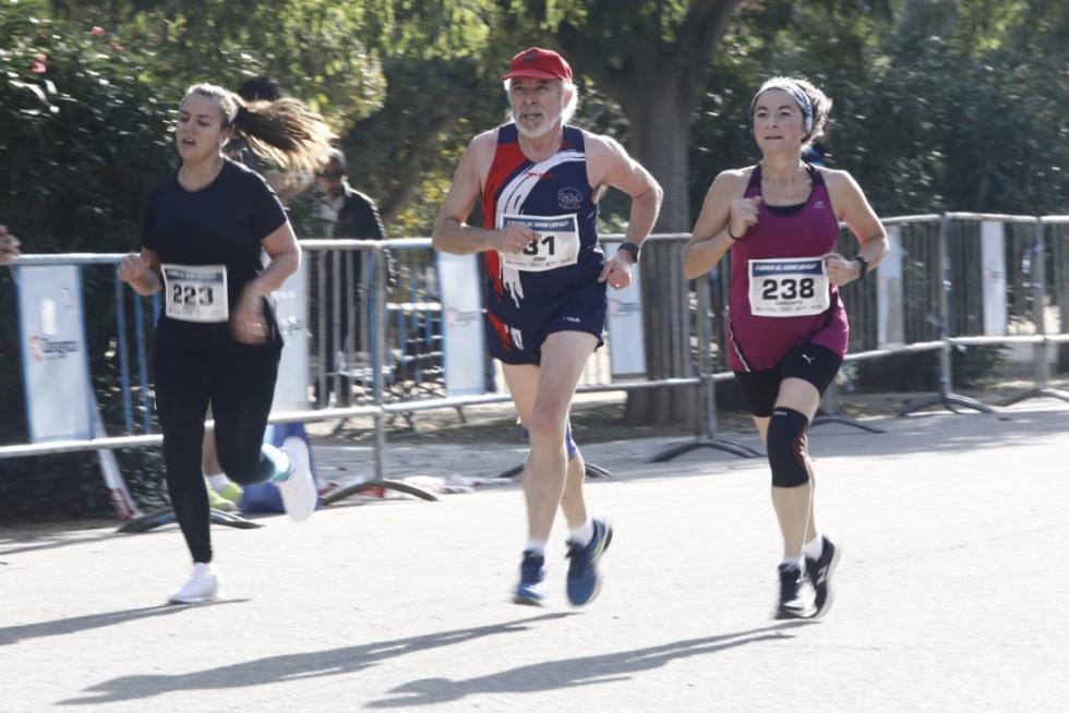 Más de 250 corredores participan en la II Carrera del Ahorro Pensumo en Zaragoza.