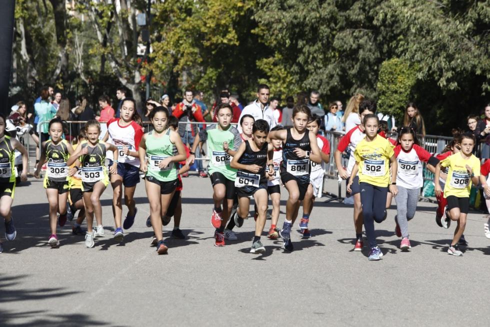 Más de 250 corredores participan en la II Carrera del Ahorro Pensumo en Zaragoza.