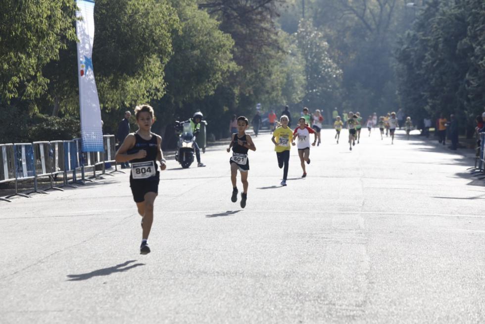 Más de 250 corredores participan en la II Carrera del Ahorro Pensumo en Zaragoza.