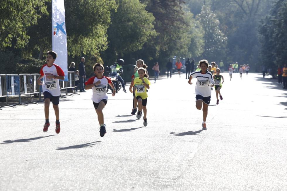 Más de 250 corredores participan en la II Carrera del Ahorro Pensumo en Zaragoza.
