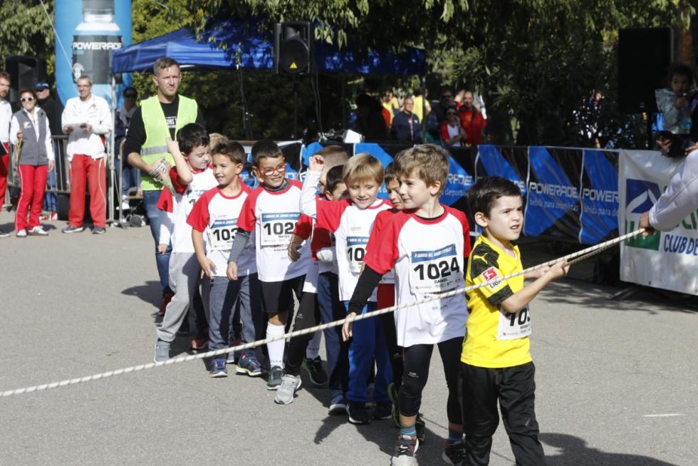 Más de 250 corredores participan en la II Carrera del Ahorro Pensumo en Zaragoza.
