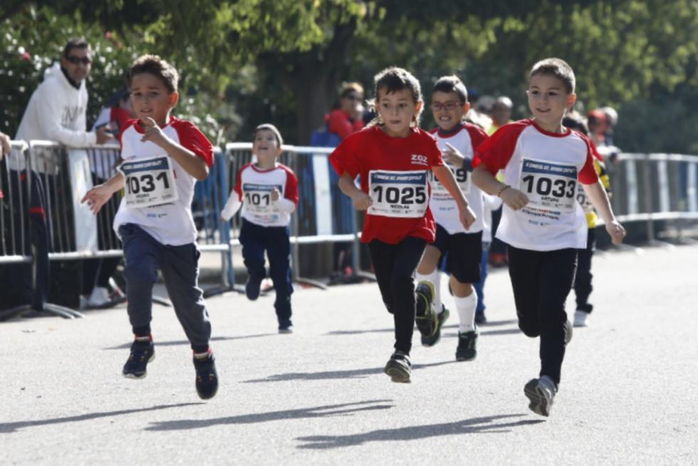 Más de 250 corredores participan en la II Carrera del Ahorro Pensumo en Zaragoza.