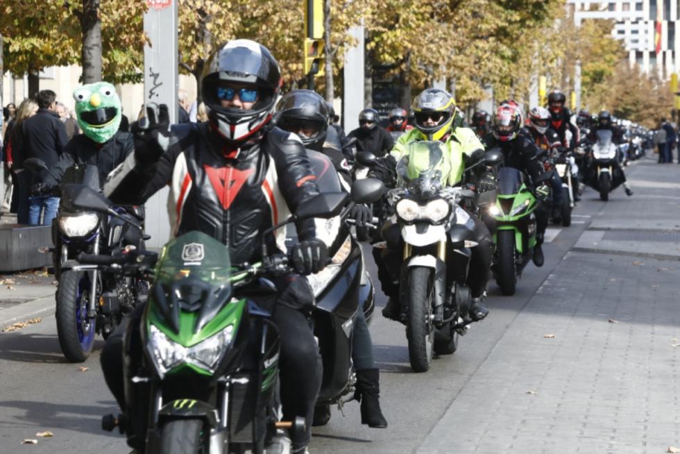 Concentración motorista en Zaragoza por la seguridad en las carreteras.