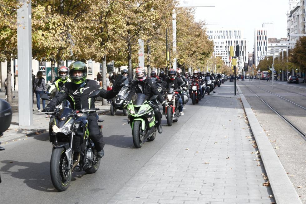 Concentración motorista en Zaragoza por la seguridad en las carreteras.