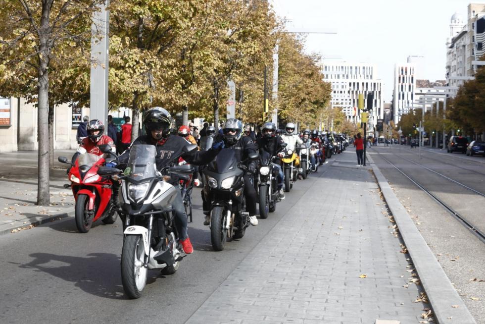 Concentración motorista en Zaragoza por la seguridad en las carreteras.