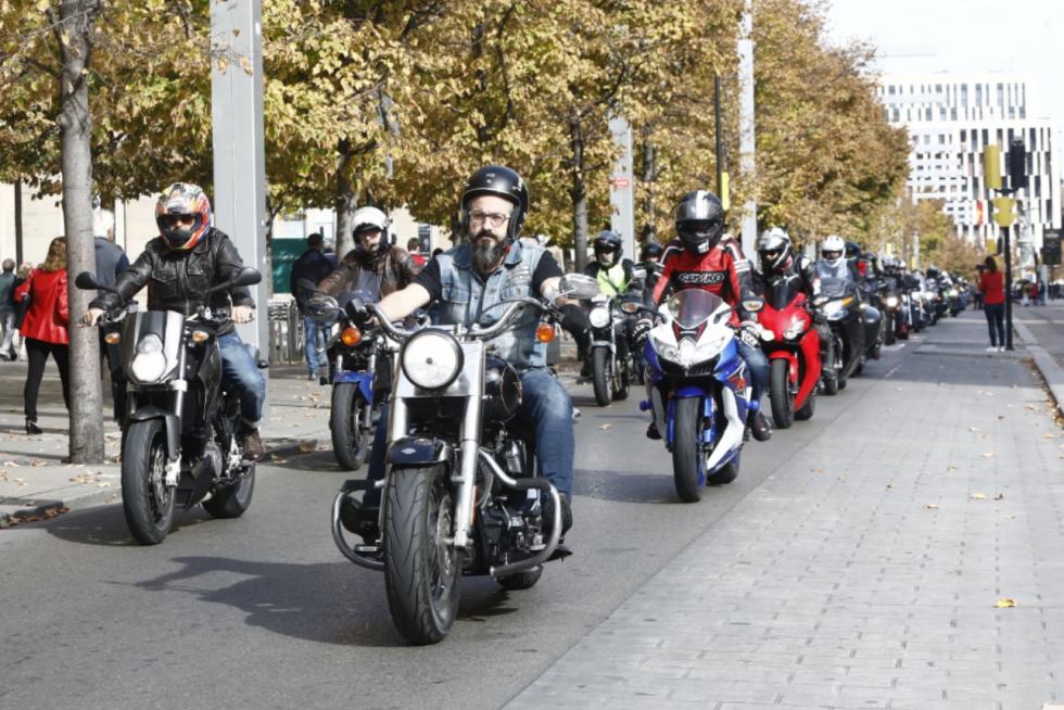 Concentración motorista en Zaragoza por la seguridad en las carreteras.