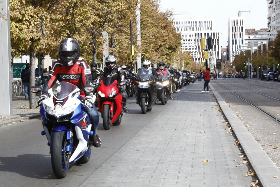Concentración motorista en Zaragoza por la seguridad en las carreteras.