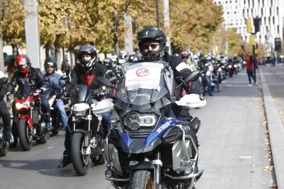 Concentración motorista en Zaragoza por la seguridad en las carreteras.