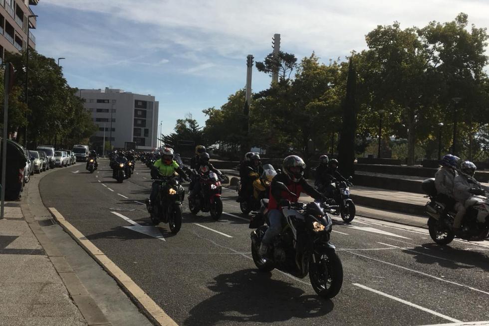 Concentración motorista en Zaragoza por la seguridad en las carreteras.