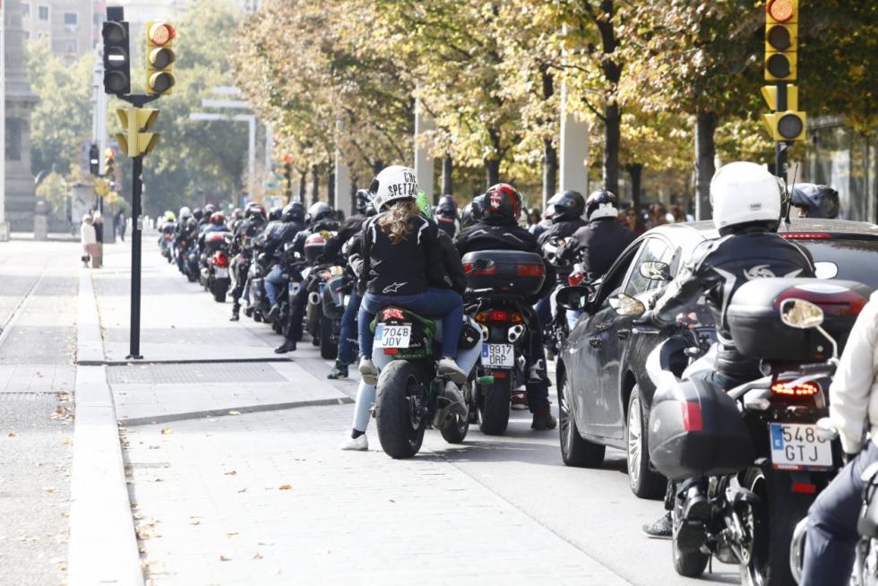 Concentración motorista en Zaragoza por la seguridad en las carreteras.