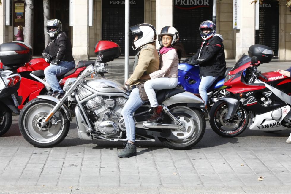 Concentración motorista en Zaragoza por la seguridad en las carreteras.
