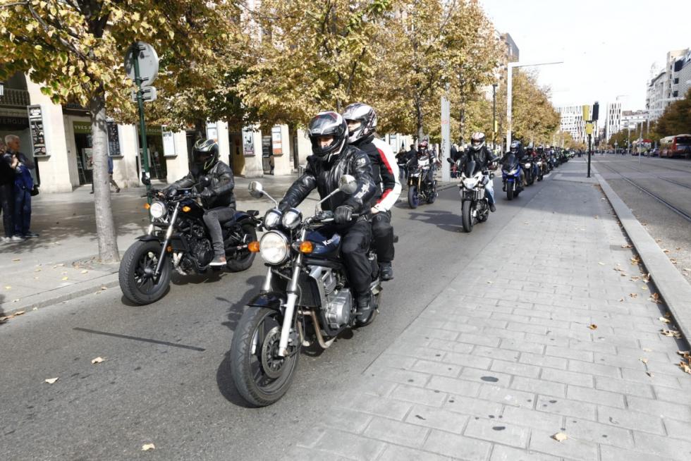 Concentración motorista en Zaragoza por la seguridad en las carreteras.