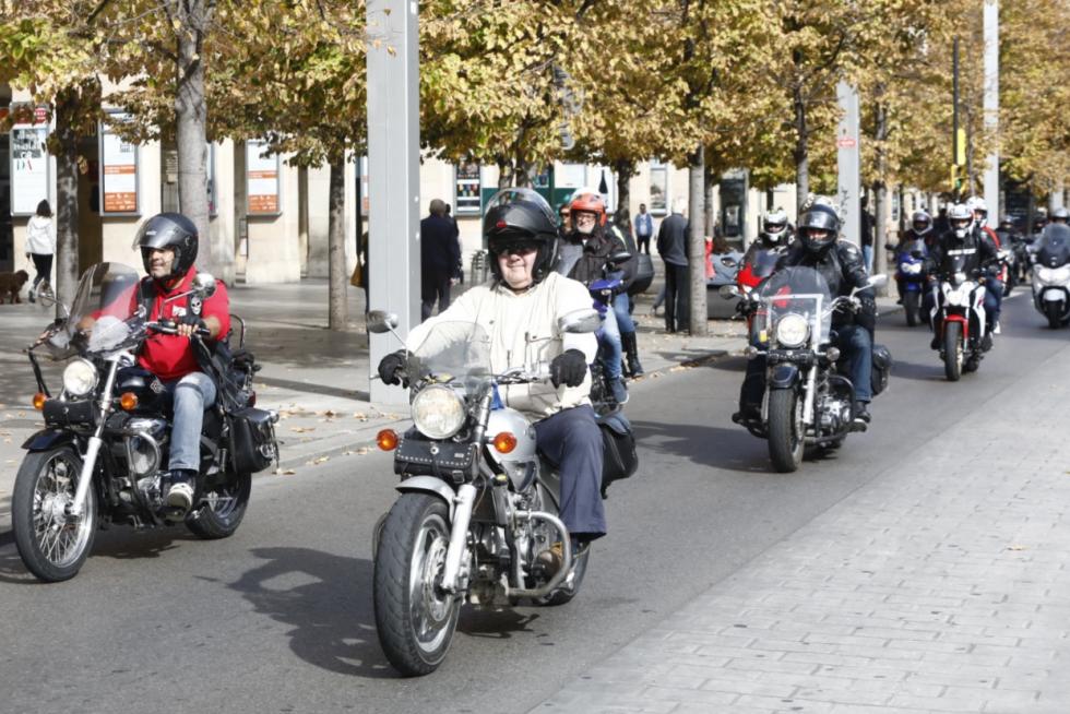 Concentración motorista en Zaragoza por la seguridad en las carreteras.