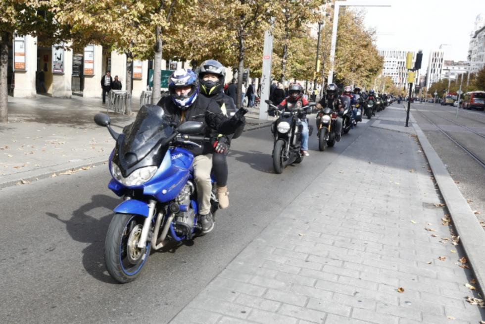 Concentración motorista en Zaragoza por la seguridad en las carreteras.