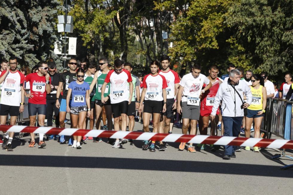 Más de 250 corredores participan en la II Carrera del Ahorro Pensumo en Zaragoza.