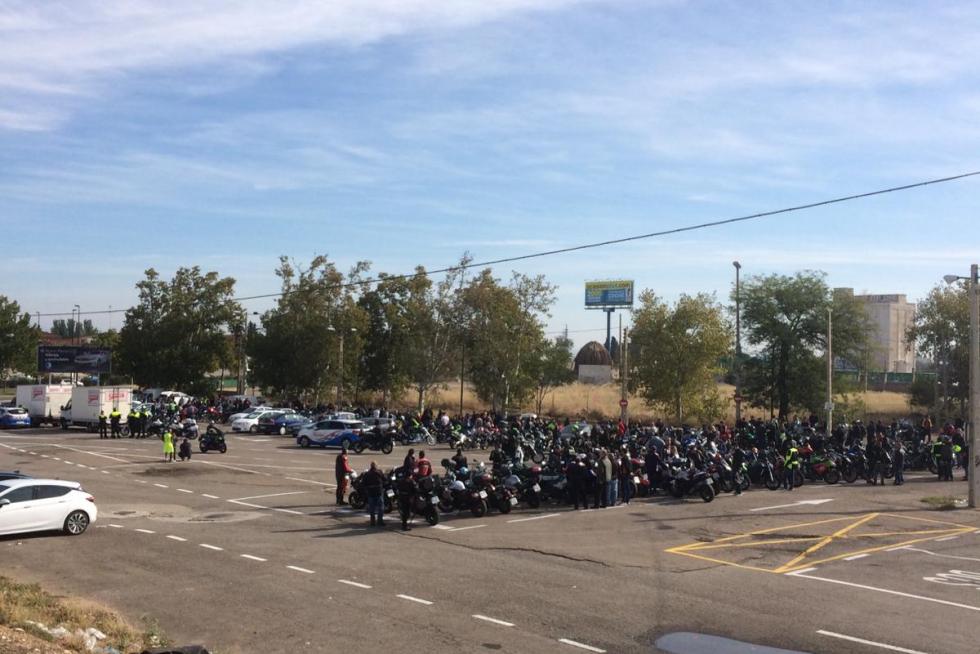 Concentración motorista en Zaragoza por la seguridad en las carreteras.