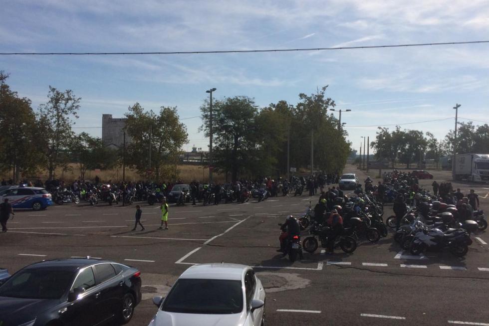 Concentración motorista en Zaragoza por la seguridad en las carreteras.