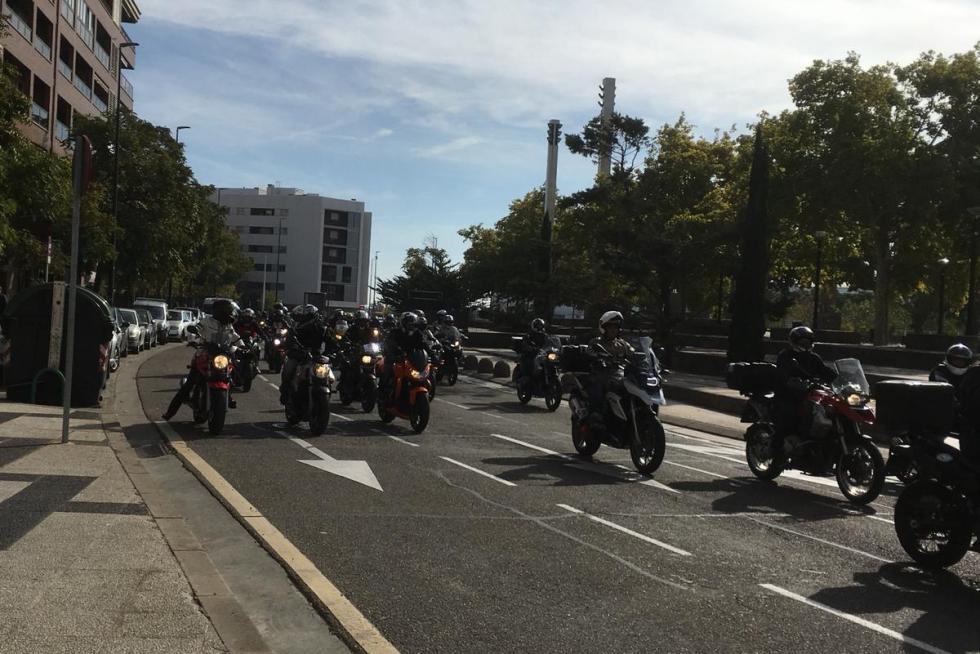 Concentración motorista en Zaragoza por la seguridad en las carreteras.