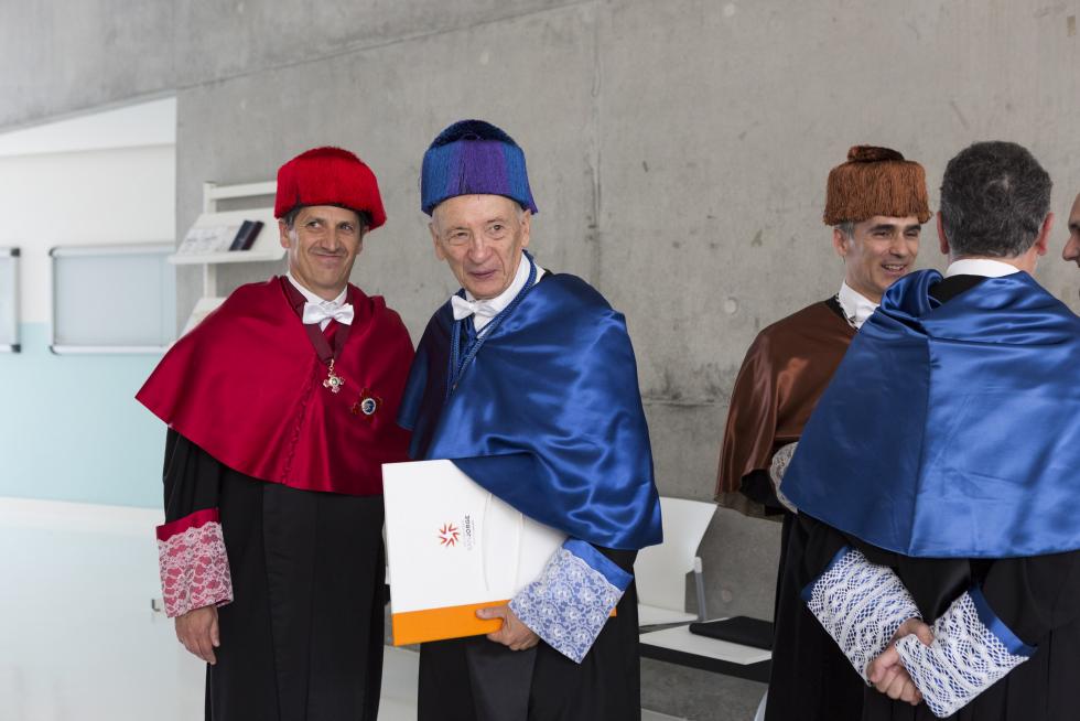 Guillermo Fatás y Luis Oro, investidos Honoris Causa de la USJ.