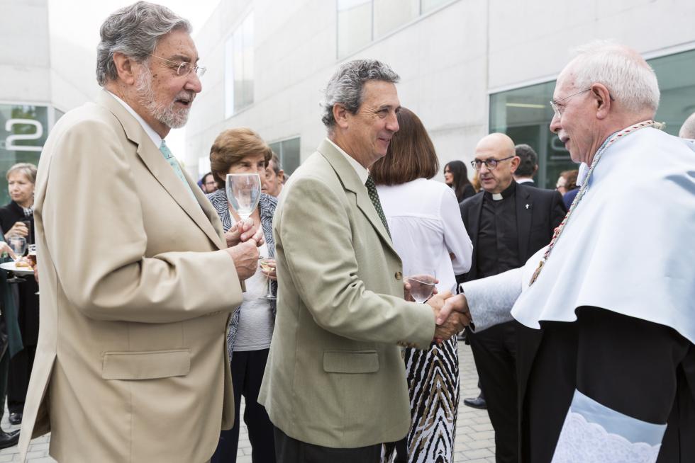 Guillermo Fatás y Luis Oro, investidos Honoris Causa de la USJ.