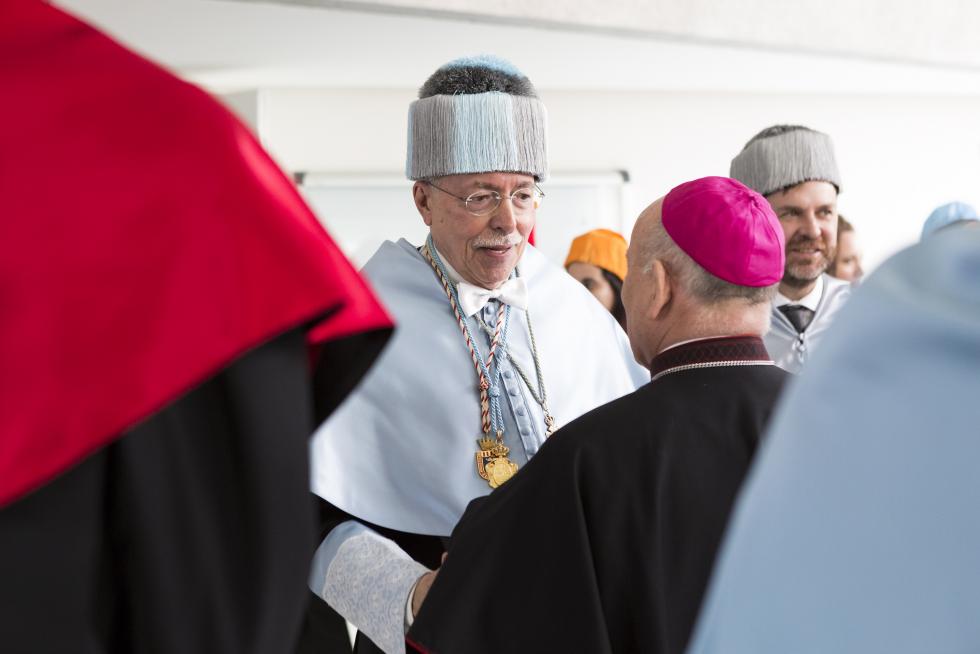 Guillermo Fatás y Luis Oro, investidos Honoris Causa de la USJ.