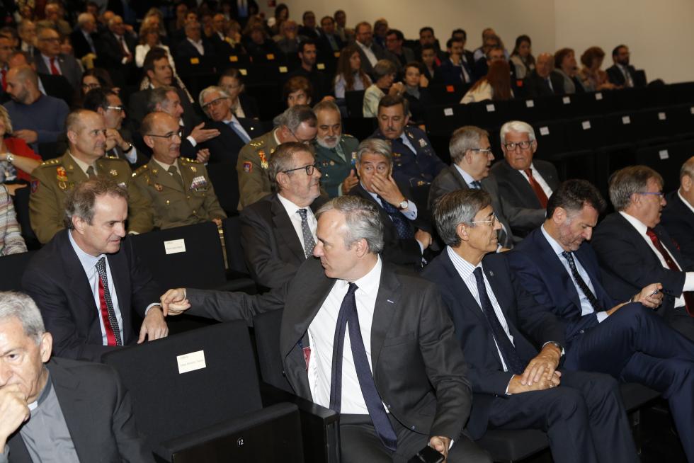 Luis Oro y Guillermo Fatás, investidos Honoris Causa de la Universidad San Jorge