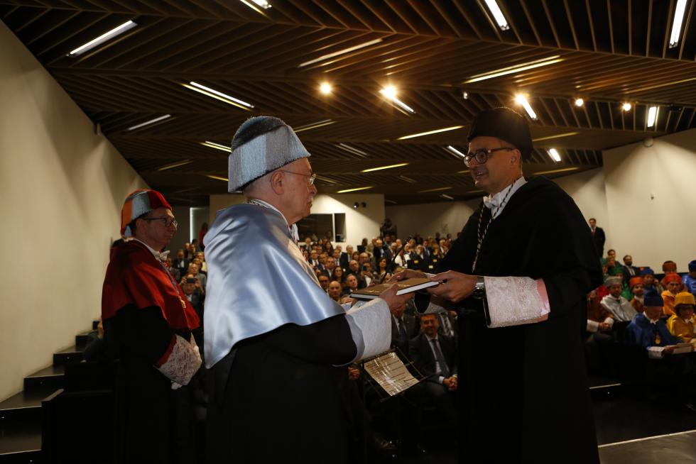 Luis Oro y Guillermo Fatás, investidos Honoris Causa de la Universidad San Jorge