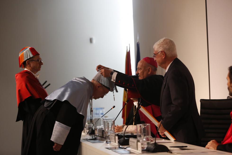 Luis Oro y Guillermo Fatás, investidos Honoris Causa de la Universidad San Jorge