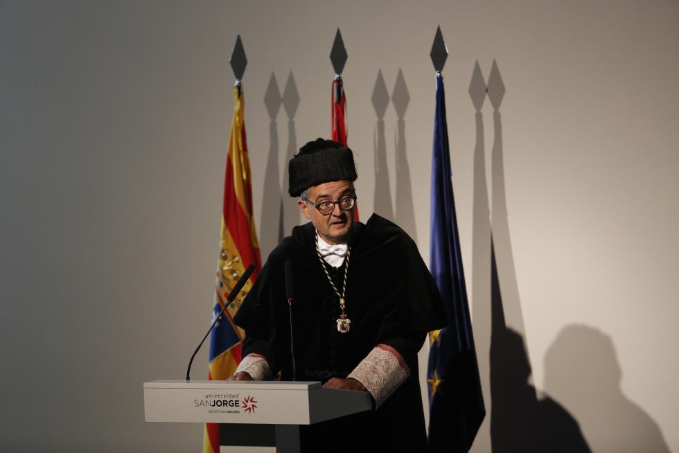 Luis Oro y Guillermo Fatás, investidos Honoris Causa de la Universidad San Jorge