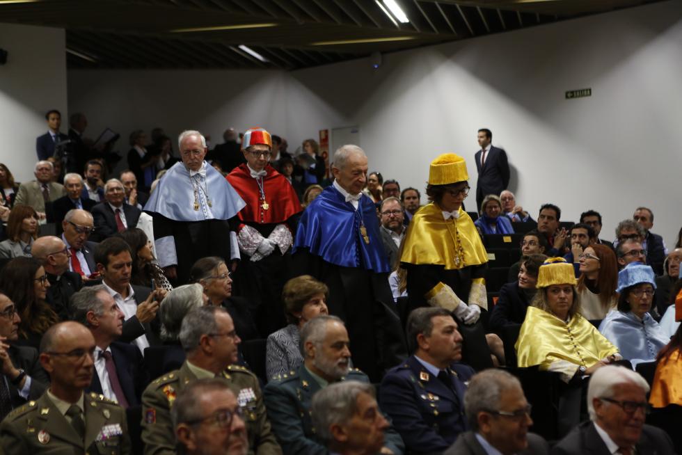 Luis Oro y Guillermo Fatás, investidos Honoris Causa de la Universidad San Jorge