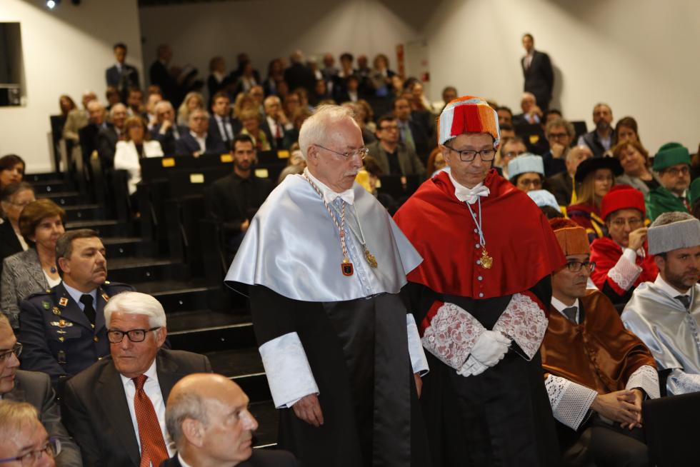 Luis Oro y Guillermo Fatás, investidos Honoris Causa de la Universidad San Jorge