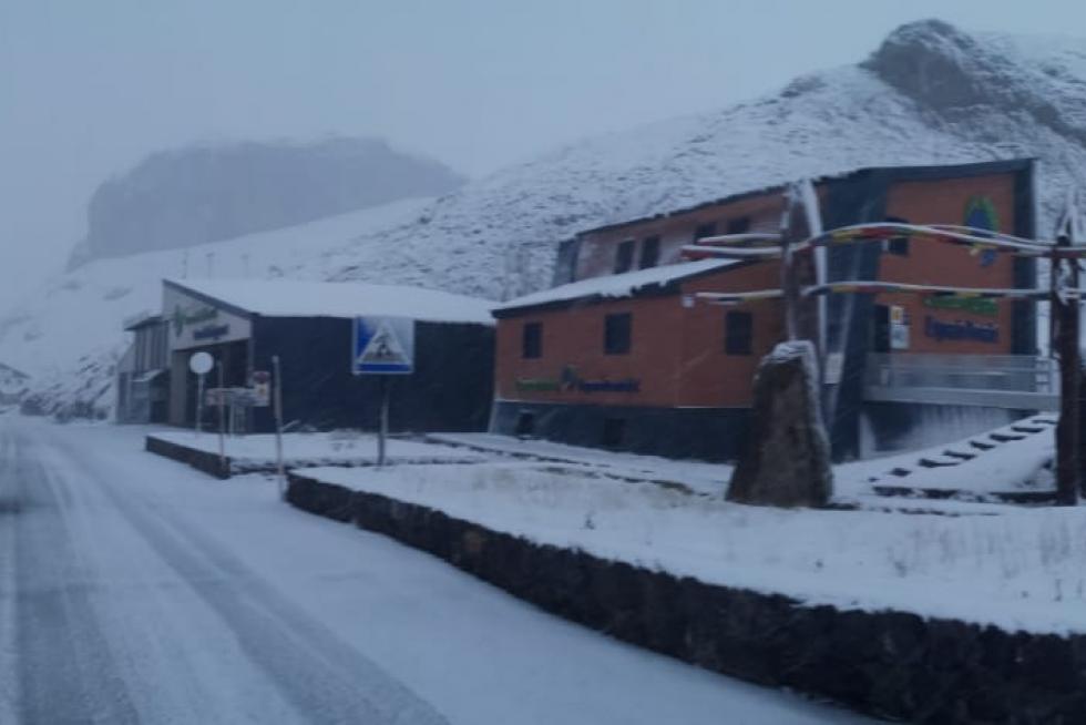 La nevada ha obligado al uso de cadenas en el Portalet