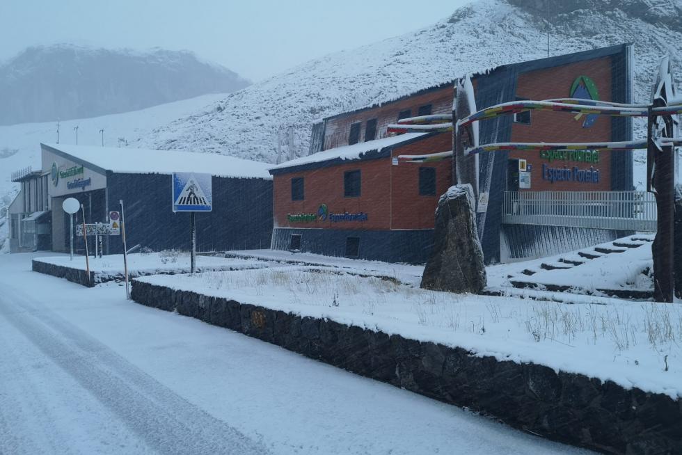 La nevada ha obligado al uso de cadenas en el Portalet