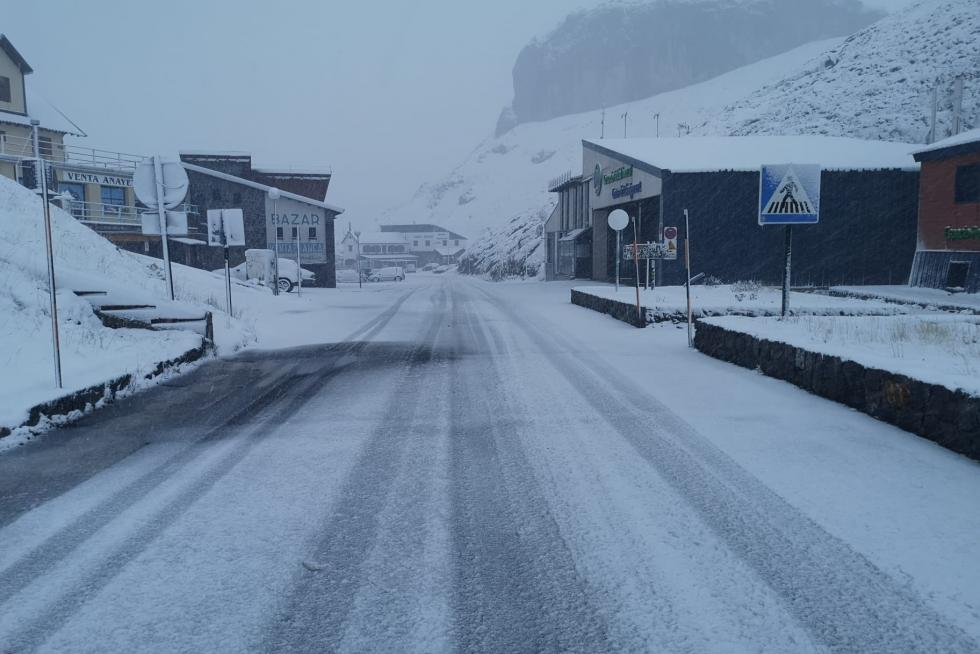 La nevada ha obligado al uso de cadenas en el Portalet