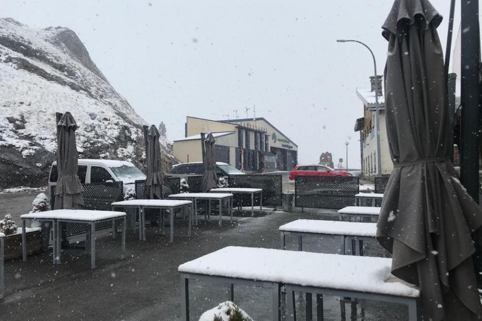 Nieve en el Portalet y la estación de Formigal que ha obligado al uso de cadenas en algunos puntos