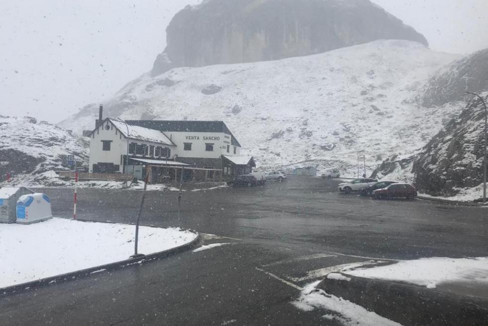 Nieve en el Portalet y la estación de Formigal que ha obligado al uso de cadenas en algunos puntos