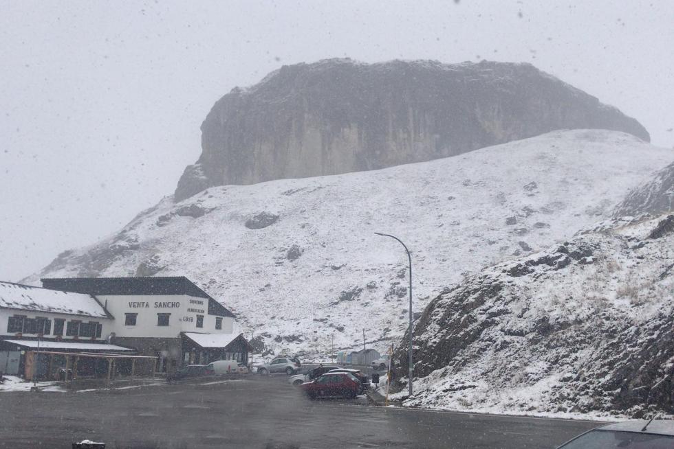 Nieve en el Portalet y la estación de Formigal que ha obligado al uso de cadenas en algunos puntos