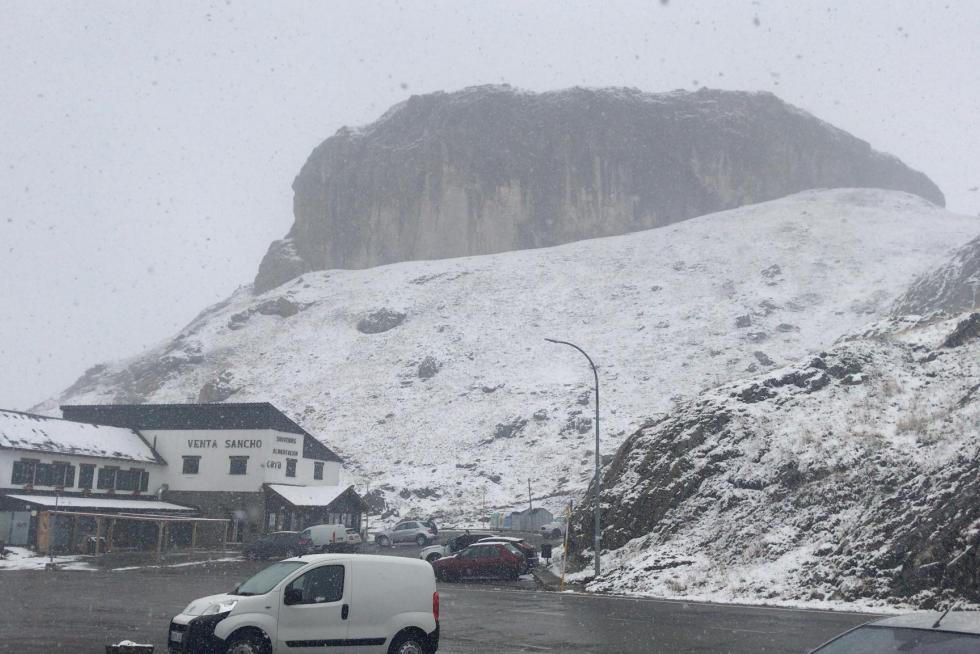 Nieve en el Portalet y la estación de Formigal que ha obligado al uso de cadenas en algunos puntos