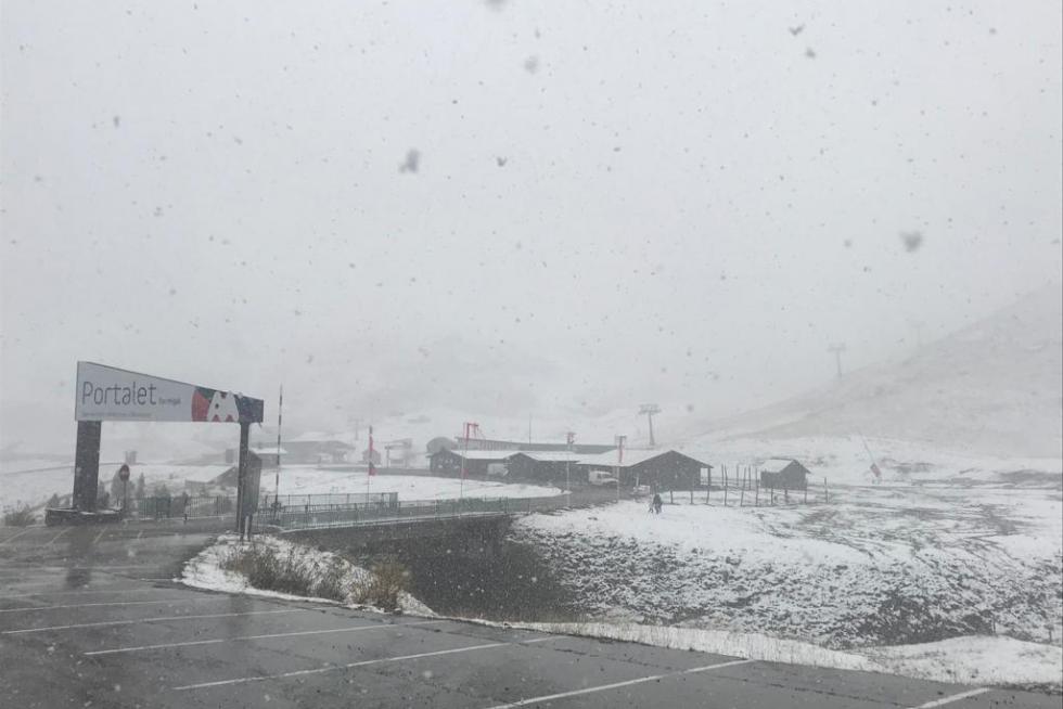 Nieve en el Portalet y la estación de Formigal que ha obligado al uso de cadenas en algunos puntos