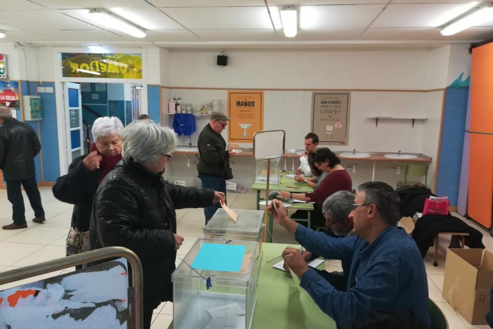 DESDE PRIMERA HORA DE LA MAÑANA , LOS ARAGONESES HAN ACUDIDO PUNTUALES A LOS COLEGIOS ELECTORALES PARA EJERCER SU DERECHO AL VOTO.