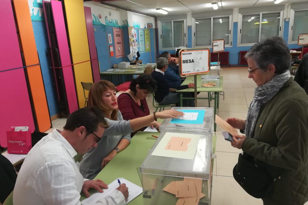 DESDE PRIMERA HORA DE LA MAÑANA , LOS ARAGONESES HAN ACUDIDO PUNTUALES A LOS COLEGIOS ELECTORALES PARA EJERCER SU DERECHO AL VOTO.