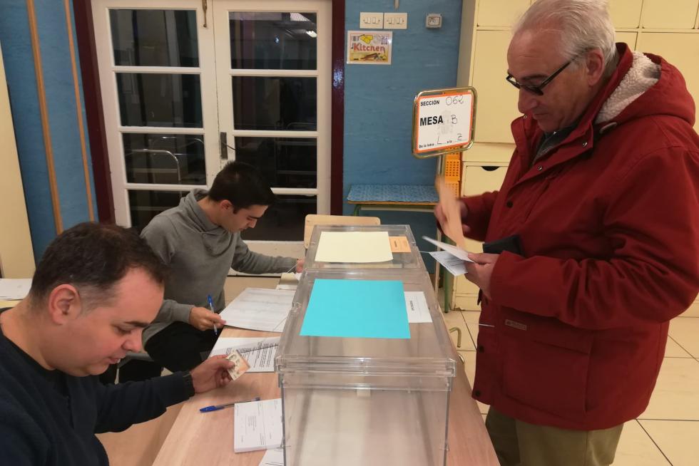 DESDE PRIMERA HORA DE LA MAÑANA , LOS ARAGONESES HAN ACUDIDO PUNTUALES A LOS COLEGIOS ELECTORALES PARA EJERCER SU DERECHO AL VOTO.